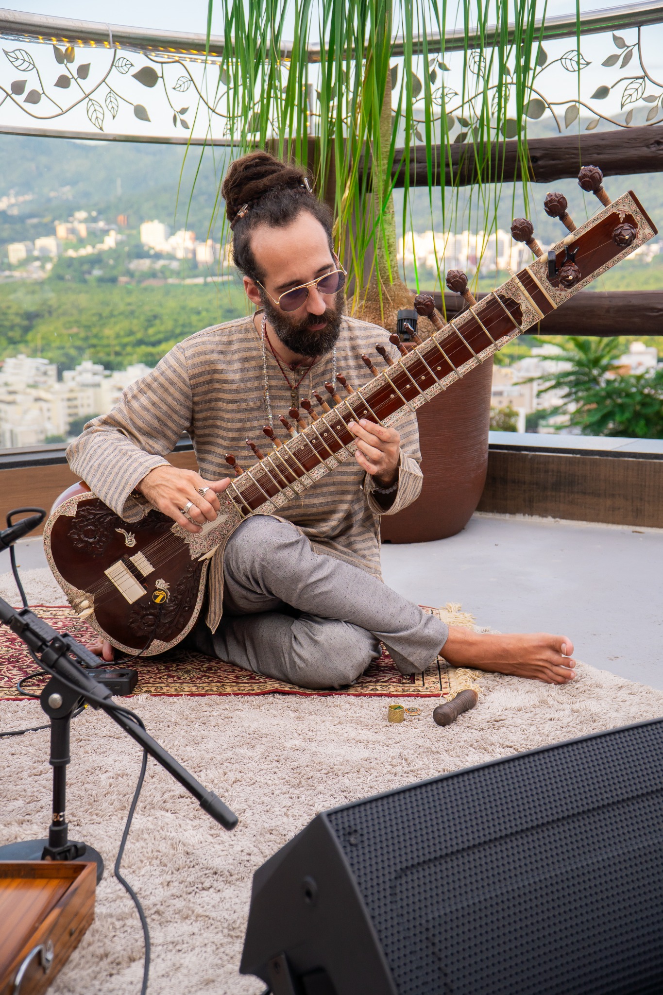 Eduardo Riter tocando sitar