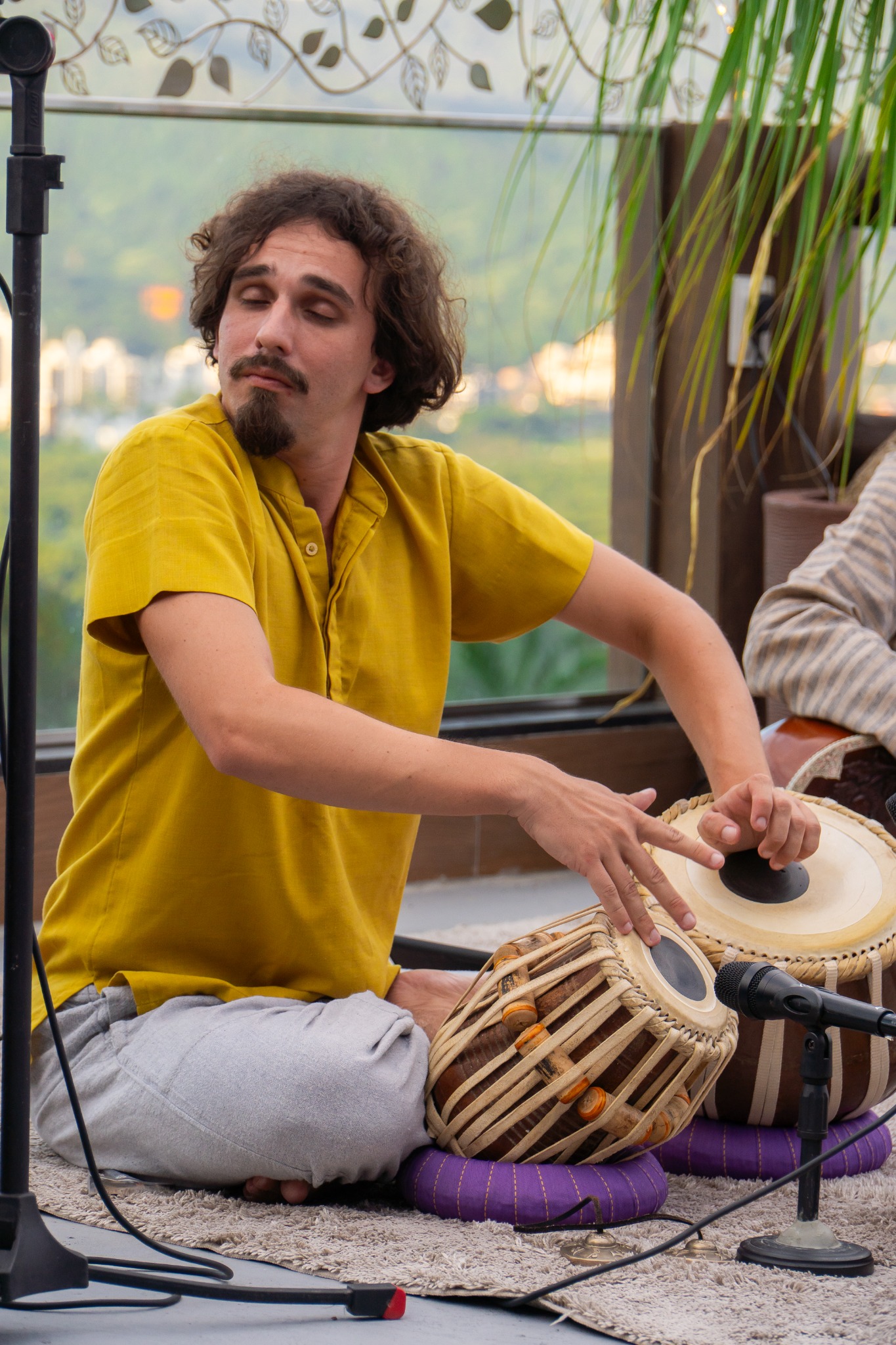 Sam tocando tabla